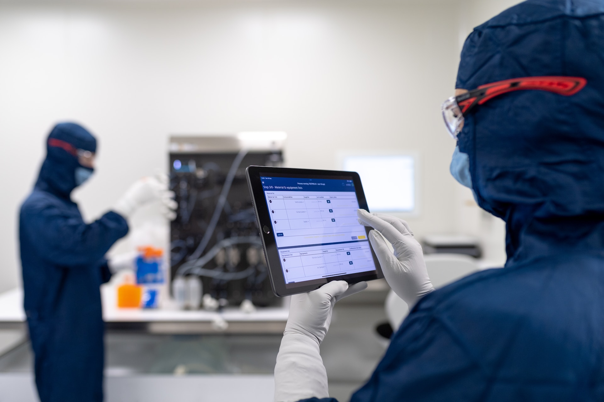 How to Choose the Right Cleanroom Monitor for Your Needs